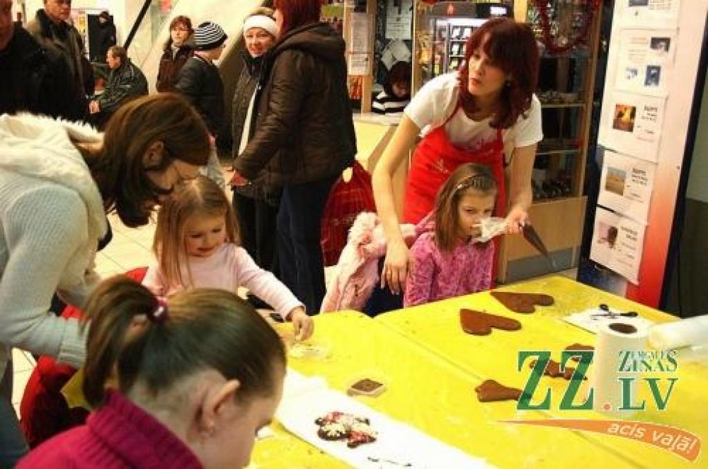 Gatavojoties Ziemassvētkiem, sestdien bērni «VIVO centra» radošajā darbnīcā savām rokām izrotāja piparkūkas, kuras viņi gatavoja saviem skolotājiem un tuviniekiem.