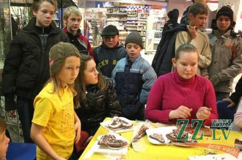 Gatavojoties Ziemassvētkiem, sestdien bērni «VIVO centra» radošajā darbnīcā savām rokām izrotāja piparkūkas, kuras viņi gatavoja saviem skolotājiem un tuviniekiem.