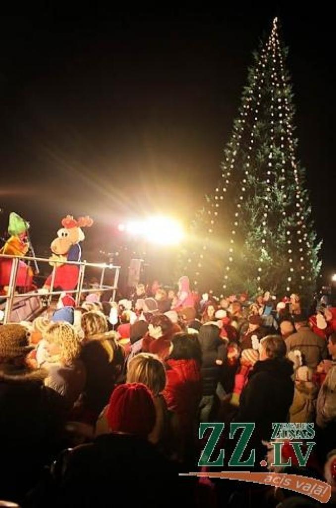 Ceturtdienas vakarā Jelgavā, Hercoga Jēkaba laukumā tika iedegta Lielā svētku egle.