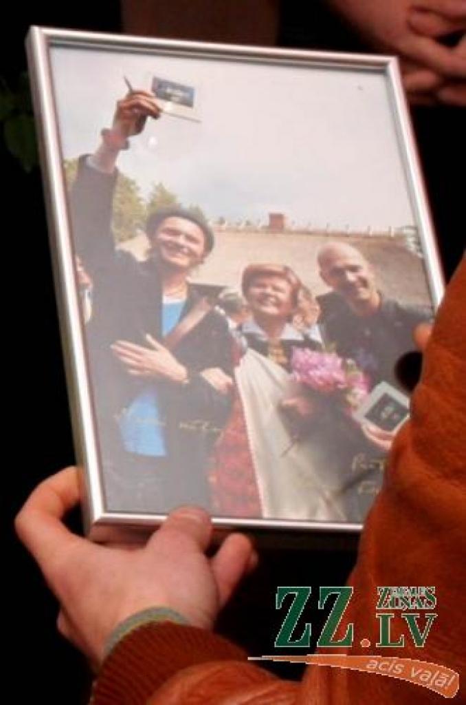 «Prāta Vētra» «Teātra bāra» restorānā prezentē DVD ar ierakstu no šīs vasaras tūres «Tur kaut kam ir jābūt» noslēguma koncerta Mežaparkā.