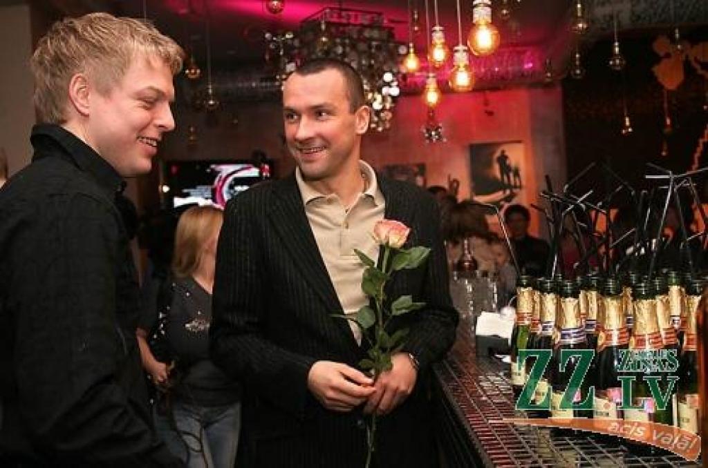 «Prāta Vētra» «Teātra bāra» restorānā prezentē DVD ar ierakstu no šīs vasaras tūres «Tur kaut kam ir jābūt» noslēguma koncerta Mežaparkā.