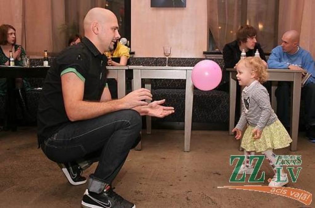 «Prāta Vētra» «Teātra bāra» restorānā prezentē DVD ar ierakstu no šīs vasaras tūres «Tur kaut kam ir jābūt» noslēguma koncerta Mežaparkā.
