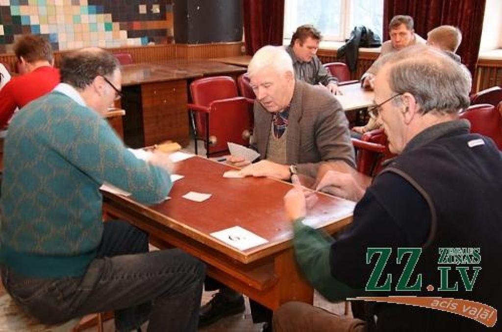 Līderu trijnieks un neliels fotoieskats zolmaņu cīņās. Plašāk - sestdienas, 29.novembra, ziņā «Foto: Otrais zz.lv zolītes čempionāts».
Autors: Inga Karlinska