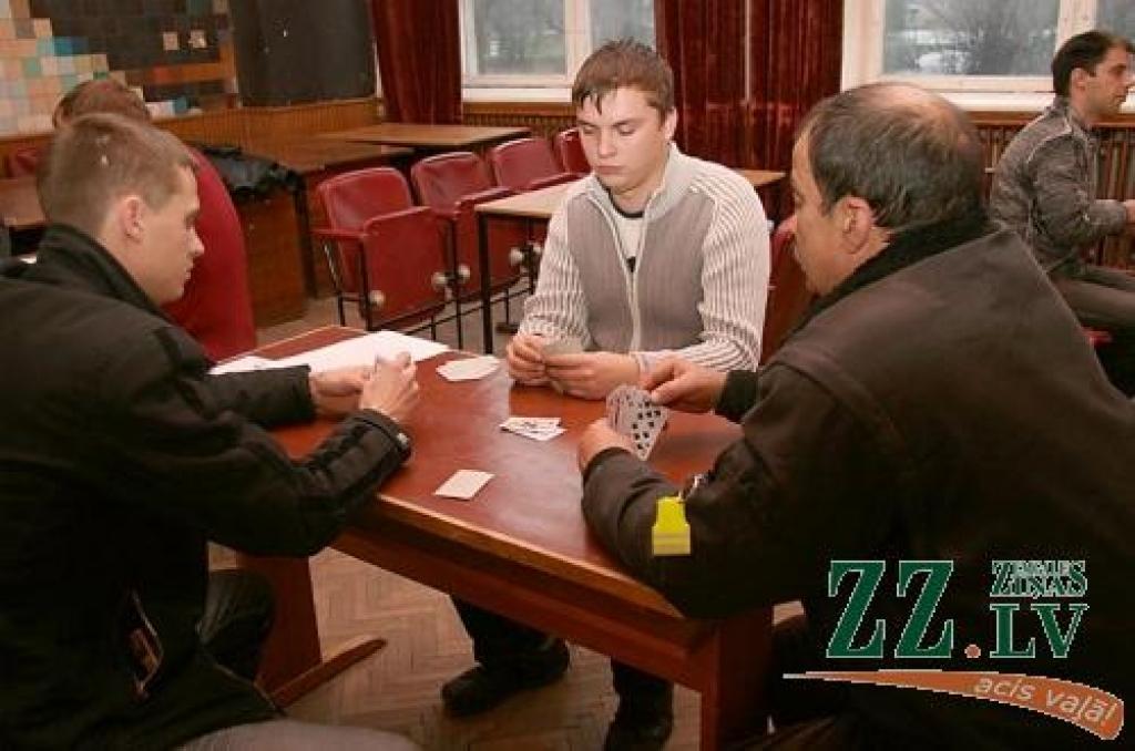 Līderu trijnieks un neliels fotoieskats zolmaņu cīņās. Plašāk - sestdienas, 29.novembra, ziņā «Foto: Otrais zz.lv zolītes čempionāts».
Autors: Inga Karlinska