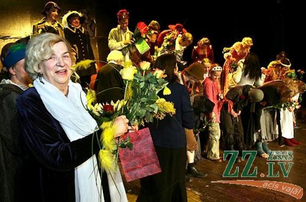 Sestdienas vakarā pilsētas kultūras namā notika pirmizrāde Ādolfa Alunāna Jelgavas teātra iestudējumam – Marka Tvena «Princis un ubaga zēns». Pirms izrādes teātra galvenās režisores Lūcijas Ņefedovas izteiktā vēlēšanās – «gribas, lai...