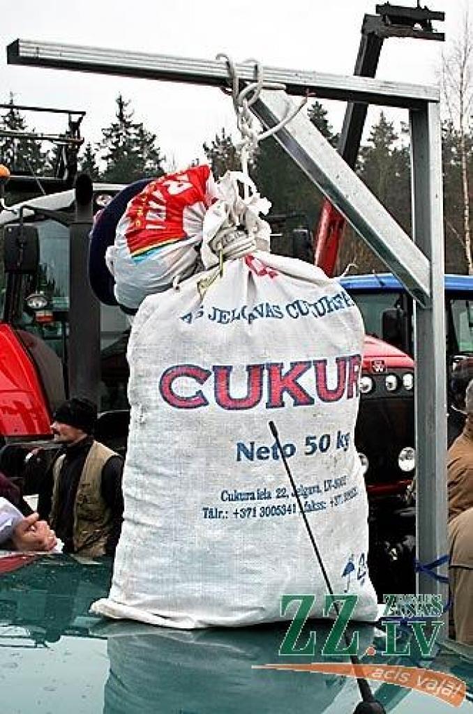 Otrdien miermīlīgajā protesta akcijā, kas Jelgavas pusē risinājās uz apvedceļa virzienā uz Rīgu līdz Loka maģistrālei un atpakaļ līdz tā saucamajam Mežciema aplim, piedalījās ap 500 lauksaimnieku. Viņi bija ieradušies ar 116 traktoriem un...