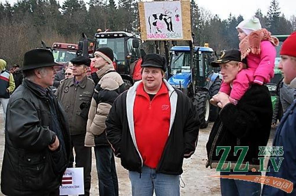 Otrdien miermīlīgajā protesta akcijā, kas Jelgavas pusē risinājās uz apvedceļa virzienā uz Rīgu līdz Loka maģistrālei un atpakaļ līdz tā saucamajam Mežciema aplim, piedalījās ap 500 lauksaimnieku. Viņi bija ieradušies ar 116 traktoriem un...