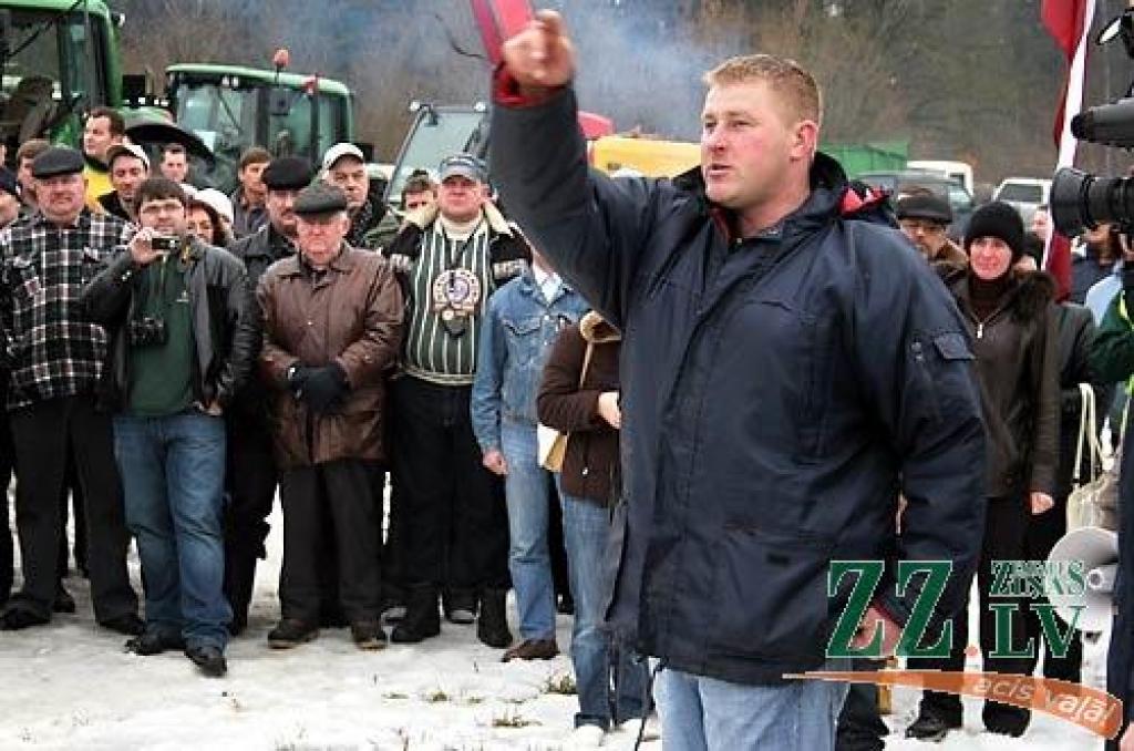 Otrdien miermīlīgajā protesta akcijā, kas Jelgavas pusē risinājās uz apvedceļa virzienā uz Rīgu līdz Loka maģistrālei un atpakaļ līdz tā saucamajam Mežciema aplim, piedalījās ap 500 lauksaimnieku. Viņi bija ieradušies ar 116 traktoriem un...