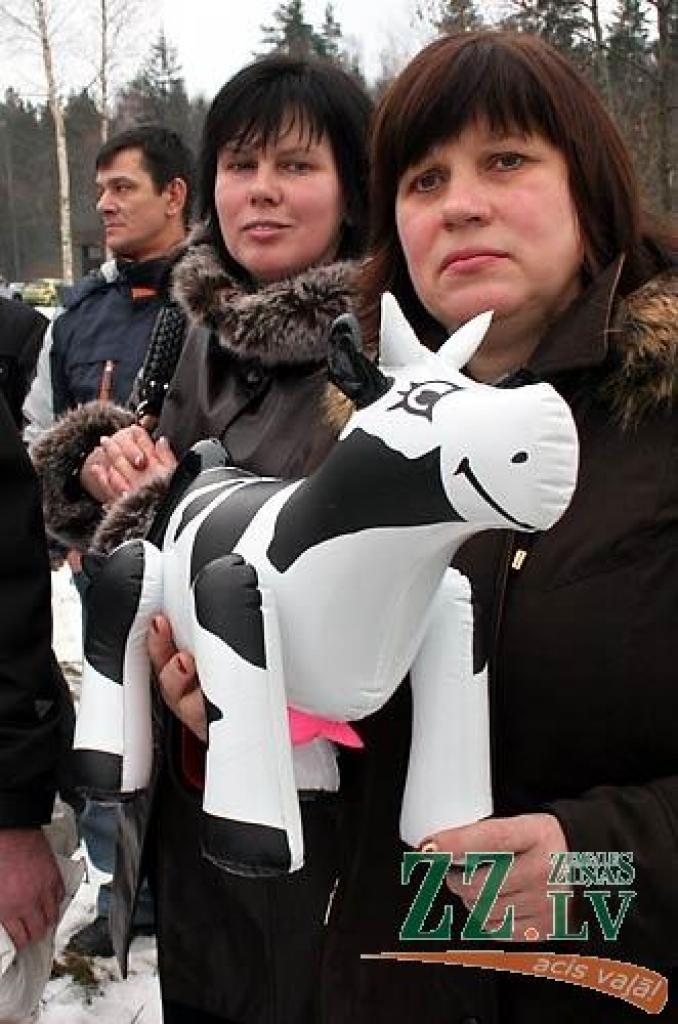 Otrdien miermīlīgajā protesta akcijā, kas Jelgavas pusē risinājās uz apvedceļa virzienā uz Rīgu līdz Loka maģistrālei un atpakaļ līdz tā saucamajam Mežciema aplim, piedalījās ap 500 lauksaimnieku. Viņi bija ieradušies ar 116 traktoriem un...
