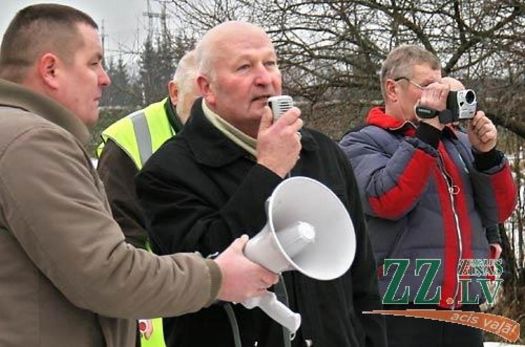 Otrdien miermīlīgajā protesta akcijā, kas Jelgavas pusē risinājās uz apvedceļa virzienā uz Rīgu līdz Loka maģistrālei un atpakaļ līdz tā saucamajam Mežciema aplim, piedalījās ap 500 lauksaimnieku. Viņi bija ieradušies ar 116 traktoriem un...
