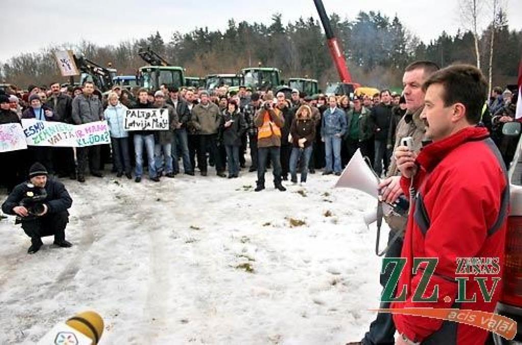 Otrdien miermīlīgajā protesta akcijā, kas Jelgavas pusē risinājās uz apvedceļa virzienā uz Rīgu līdz Loka maģistrālei un atpakaļ līdz tā saucamajam Mežciema aplim, piedalījās ap 500 lauksaimnieku. Viņi bija ieradušies ar 116 traktoriem un...