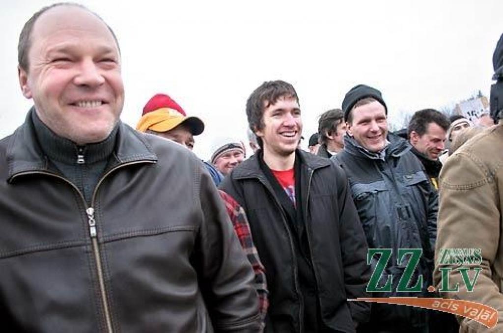 Otrdien miermīlīgajā protesta akcijā, kas Jelgavas pusē risinājās uz apvedceļa virzienā uz Rīgu līdz Loka maģistrālei un atpakaļ līdz tā saucamajam Mežciema aplim, piedalījās ap 500 lauksaimnieku. Viņi bija ieradušies ar 116 traktoriem un...