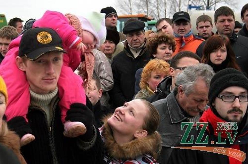 Otrdien miermīlīgajā protesta akcijā, kas Jelgavas pusē risinājās uz apvedceļa virzienā uz Rīgu līdz Loka maģistrālei un atpakaļ līdz tā saucamajam Mežciema aplim, piedalījās ap 500 lauksaimnieku. Viņi bija ieradušies ar 116 traktoriem un...