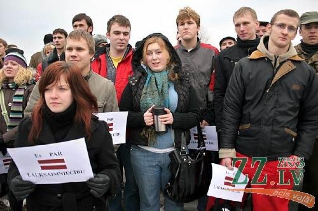 Otrdien miermīlīgajā protesta akcijā, kas Jelgavas pusē risinājās uz apvedceļa virzienā uz Rīgu līdz Loka maģistrālei un atpakaļ līdz tā saucamajam Mežciema aplim, piedalījās ap 500 lauksaimnieku. Viņi bija ieradušies ar 116 traktoriem un...