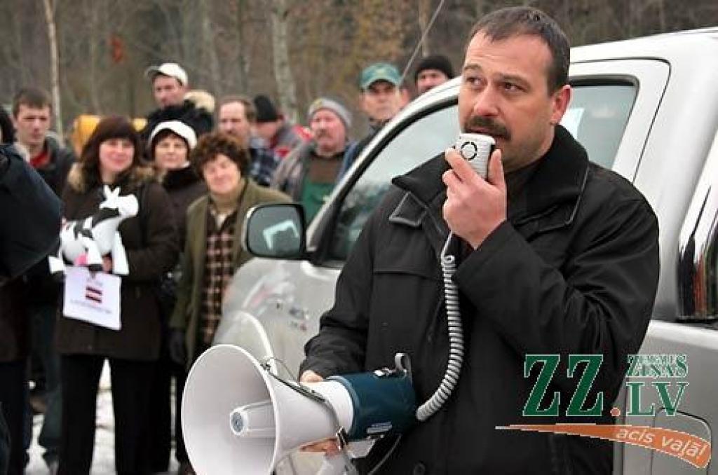 Otrdien miermīlīgajā protesta akcijā, kas Jelgavas pusē risinājās uz apvedceļa virzienā uz Rīgu līdz Loka maģistrālei un atpakaļ līdz tā saucamajam Mežciema aplim, piedalījās ap 500 lauksaimnieku. Viņi bija ieradušies ar 116 traktoriem un...