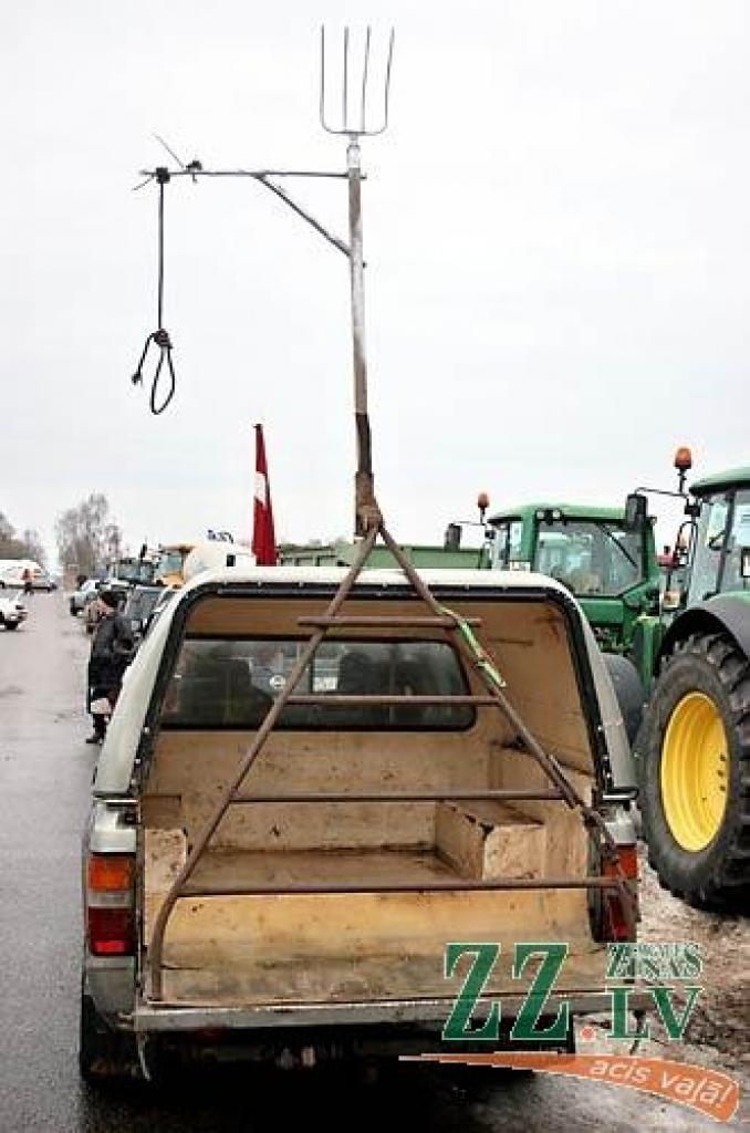 Otrdien miermīlīgajā protesta akcijā, kas Jelgavas pusē risinājās uz apvedceļa virzienā uz Rīgu līdz Loka maģistrālei un atpakaļ līdz tā saucamajam Mežciema aplim, piedalījās ap 500 lauksaimnieku. Viņi bija ieradušies ar 116 traktoriem un...
