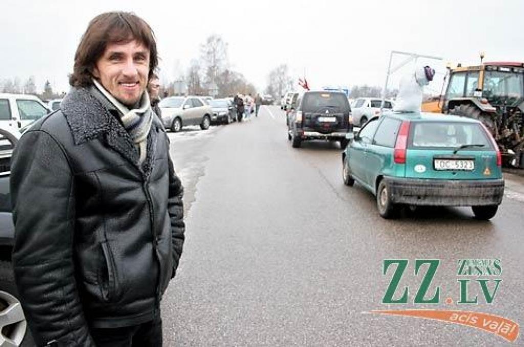 Otrdien miermīlīgajā protesta akcijā, kas Jelgavas pusē risinājās uz apvedceļa virzienā uz Rīgu līdz Loka maģistrālei un atpakaļ līdz tā saucamajam Mežciema aplim, piedalījās ap 500 lauksaimnieku. Viņi bija ieradušies ar 116 traktoriem un...