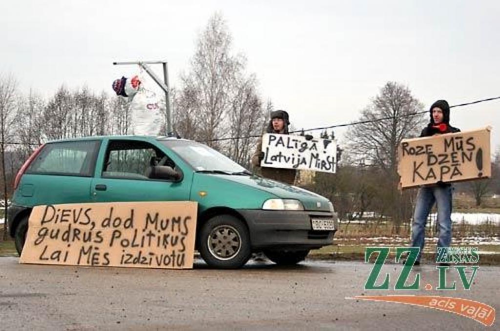 Otrdien miermīlīgajā protesta akcijā, kas Jelgavas pusē risinājās uz apvedceļa virzienā uz Rīgu līdz Loka maģistrālei un atpakaļ līdz tā saucamajam Mežciema aplim, piedalījās ap 500 lauksaimnieku. Viņi bija ieradušies ar 116 traktoriem un...