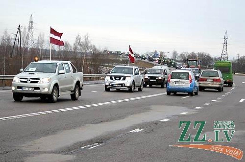Otrdien miermīlīgajā protesta akcijā, kas Jelgavas pusē risinājās uz apvedceļa virzienā uz Rīgu līdz Loka maģistrālei un atpakaļ līdz tā saucamajam Mežciema aplim, piedalījās ap 500 lauksaimnieku. Viņi bija ieradušies ar 116 traktoriem un...