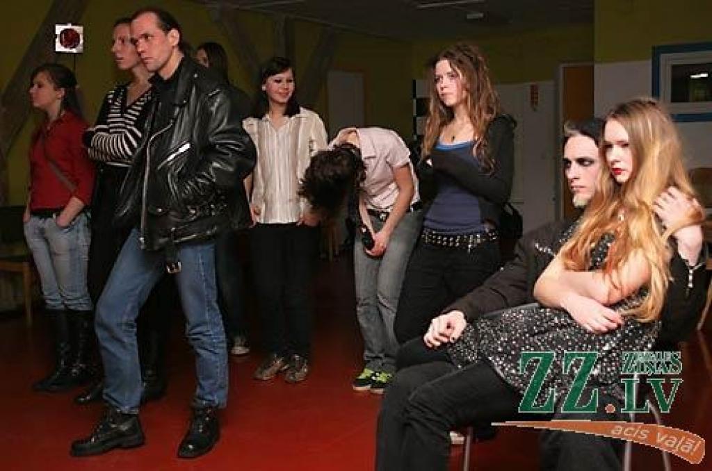 Piektdienas vakarā Jelgavā, galerijā «Suņa taka» notika fotogrāfa Kaspara Galsona darbu izstādes atklāšana. Par godu šim notikumam pasākumā uzstājās grupas «On the Roof», «Deserving Case» un «Synodic». Mūzika izstādes atklāšanā nav...