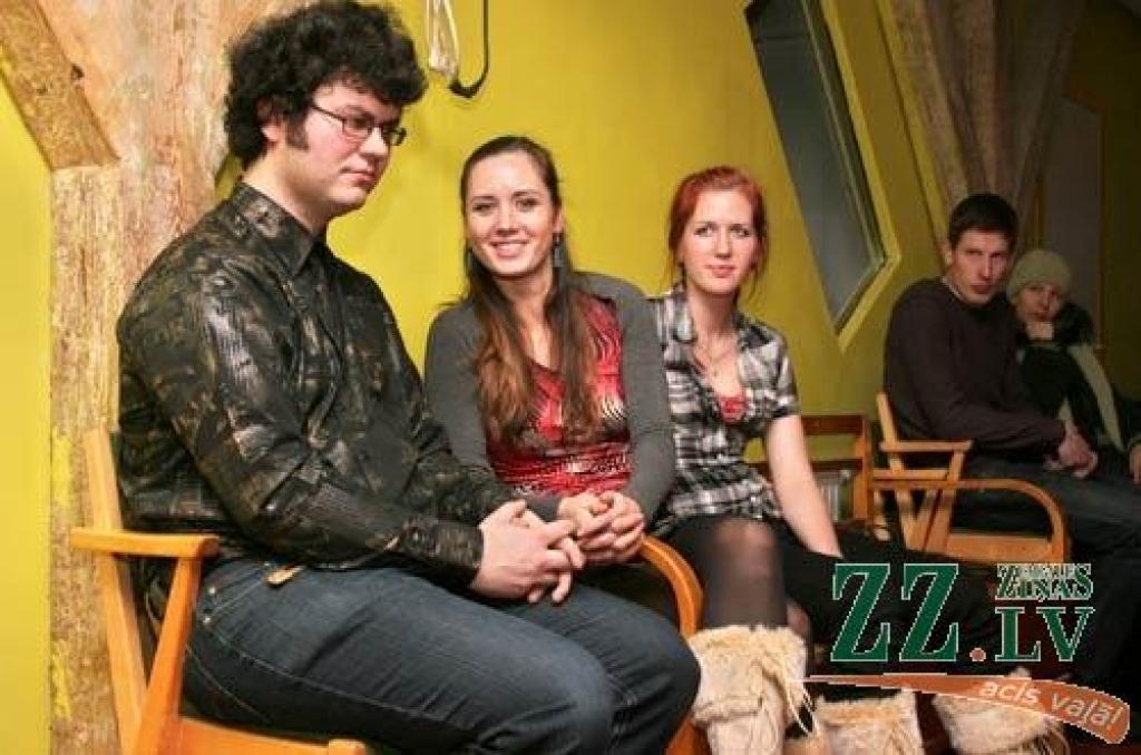 Piektdienas vakarā Jelgavā, galerijā «Suņa taka» notika fotogrāfa Kaspara Galsona darbu izstādes atklāšana. Par godu šim notikumam pasākumā uzstājās grupas «On the Roof», «Deserving Case» un «Synodic». Mūzika izstādes atklāšanā nav...