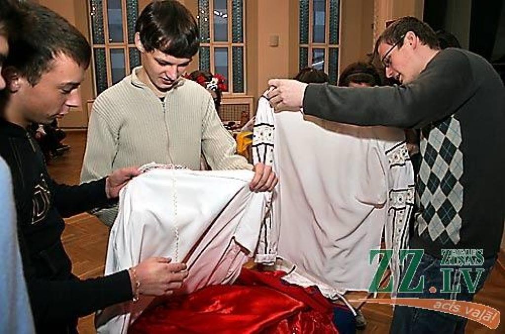 Jelgavas pašvaldības Sabiedrības integrācijas birojs trešdien 10. – 12.klašu skolēnus aicināja uz Jelgavas Valsts ģimnāziju, kur notika pasākums «Iepazīsti pasauli. Ukraina». Pasākums vienlaikus risinājās trīs valodās - ukraiņu, latviešu...