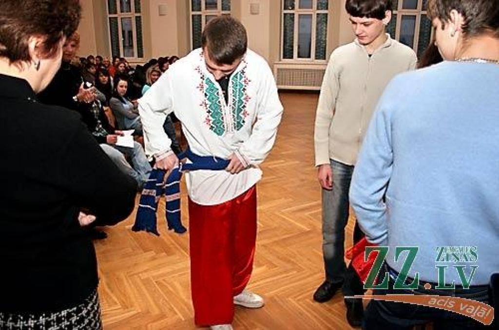 Jelgavas pašvaldības Sabiedrības integrācijas birojs trešdien 10. – 12.klašu skolēnus aicināja uz Jelgavas Valsts ģimnāziju, kur notika pasākums «Iepazīsti pasauli. Ukraina». Pasākums vienlaikus risinājās trīs valodās - ukraiņu, latviešu...