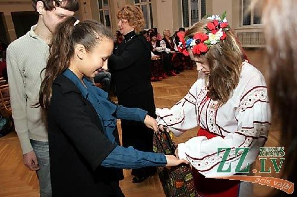 Jelgavas pašvaldības Sabiedrības integrācijas birojs trešdien 10. – 12.klašu skolēnus aicināja uz Jelgavas Valsts ģimnāziju, kur notika pasākums «Iepazīsti pasauli. Ukraina». Pasākums vienlaikus risinājās trīs valodās - ukraiņu, latviešu...