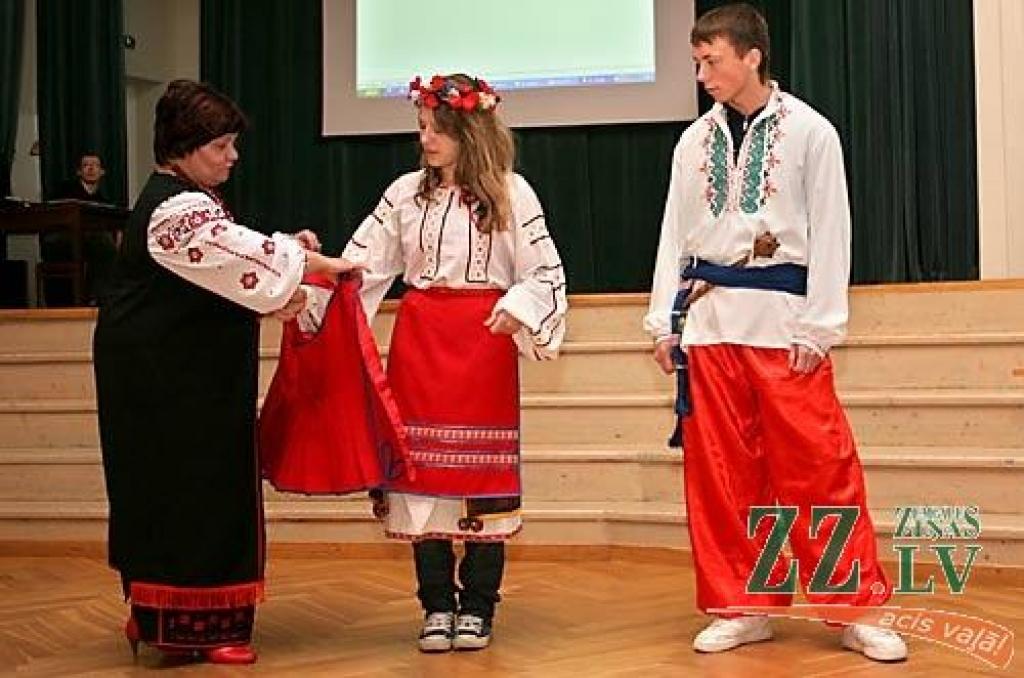 Jelgavas pašvaldības Sabiedrības integrācijas birojs trešdien 10. – 12.klašu skolēnus aicināja uz Jelgavas Valsts ģimnāziju, kur notika pasākums «Iepazīsti pasauli. Ukraina». Pasākums vienlaikus risinājās trīs valodās - ukraiņu, latviešu...
