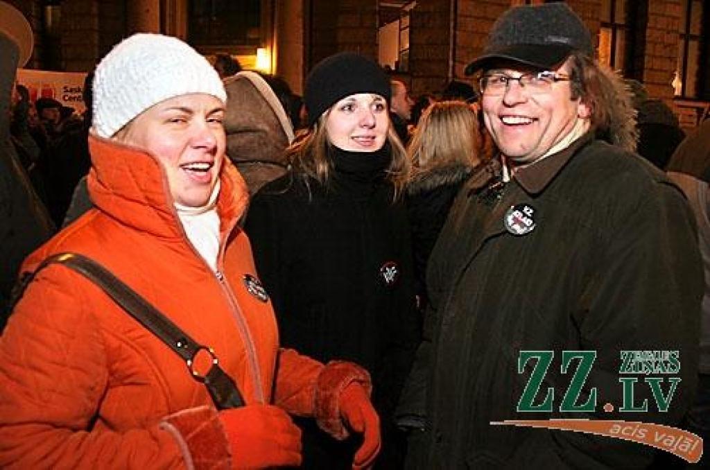 Otrdienas vakarā Vecrīgā, Doma laukumā notikušajā protesta akcijā vairāk nekā 10 000 iedzīvotāju ar ovācijām un svilpieniem atbalstīja Valsts prezidentam Valdim Zatleram izteikto aicinājumu atlaist Saeimu. Pēc pasākuma diemžēl notika...