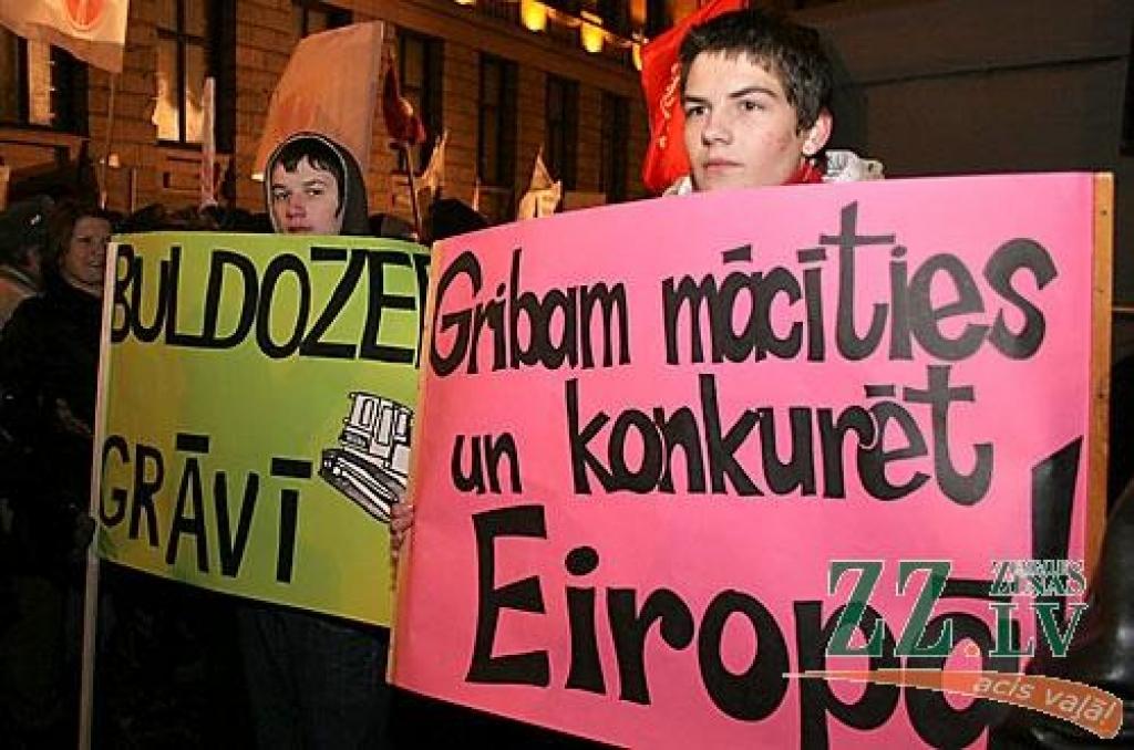 Otrdienas vakarā Vecrīgā, Doma laukumā notikušajā protesta akcijā vairāk nekā 10 000 iedzīvotāju ar ovācijām un svilpieniem atbalstīja Valsts prezidentam Valdim Zatleram izteikto aicinājumu atlaist Saeimu. Pēc pasākuma diemžēl notika...