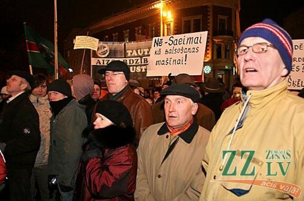 Otrdienas vakarā Vecrīgā, Doma laukumā notikušajā protesta akcijā vairāk nekā 10 000 iedzīvotāju ar ovācijām un svilpieniem atbalstīja Valsts prezidentam Valdim Zatleram izteikto aicinājumu atlaist Saeimu. Pēc pasākuma diemžēl notika...