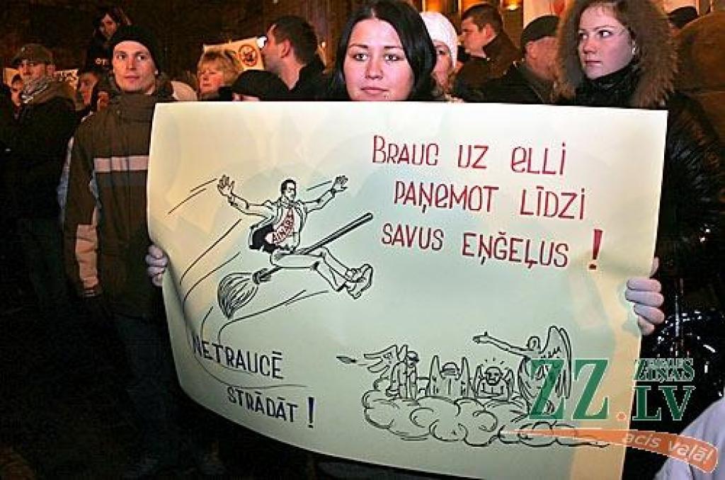 Otrdienas vakarā Vecrīgā, Doma laukumā notikušajā protesta akcijā vairāk nekā 10 000 iedzīvotāju ar ovācijām un svilpieniem atbalstīja Valsts prezidentam Valdim Zatleram izteikto aicinājumu atlaist Saeimu. Pēc pasākuma diemžēl notika...