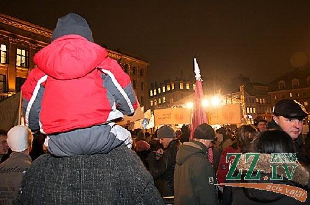 Otrdienas vakarā Vecrīgā, Doma laukumā notikušajā protesta akcijā vairāk nekā 10 000 iedzīvotāju ar ovācijām un svilpieniem atbalstīja Valsts prezidentam Valdim Zatleram izteikto aicinājumu atlaist Saeimu. Pēc pasākuma diemžēl notika...