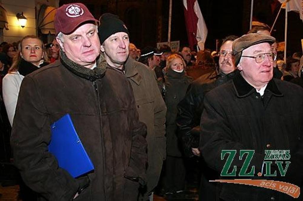 Otrdienas vakarā Vecrīgā, Doma laukumā notikušajā protesta akcijā vairāk nekā 10 000 iedzīvotāju ar ovācijām un svilpieniem atbalstīja Valsts prezidentam Valdim Zatleram izteikto aicinājumu atlaist Saeimu. Pēc pasākuma diemžēl notika...