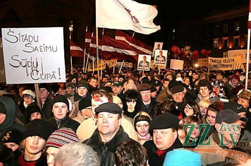 Otrdienas vakarā Vecrīgā, Doma laukumā notikušajā protesta akcijā vairāk nekā 10 000 iedzīvotāju ar ovācijām un svilpieniem atbalstīja Valsts prezidentam Valdim Zatleram izteikto aicinājumu atlaist Saeimu. Pēc pasākuma diemžēl notika...