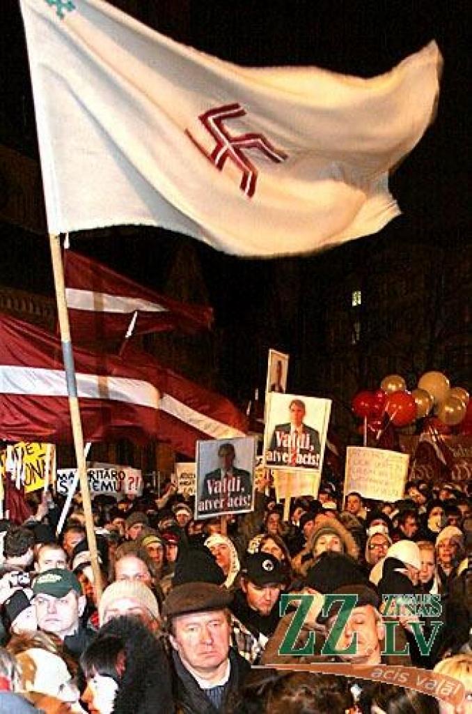 Otrdienas vakarā Vecrīgā, Doma laukumā notikušajā protesta akcijā vairāk nekā 10 000 iedzīvotāju ar ovācijām un svilpieniem atbalstīja Valsts prezidentam Valdim Zatleram izteikto aicinājumu atlaist Saeimu. Pēc pasākuma diemžēl notika...