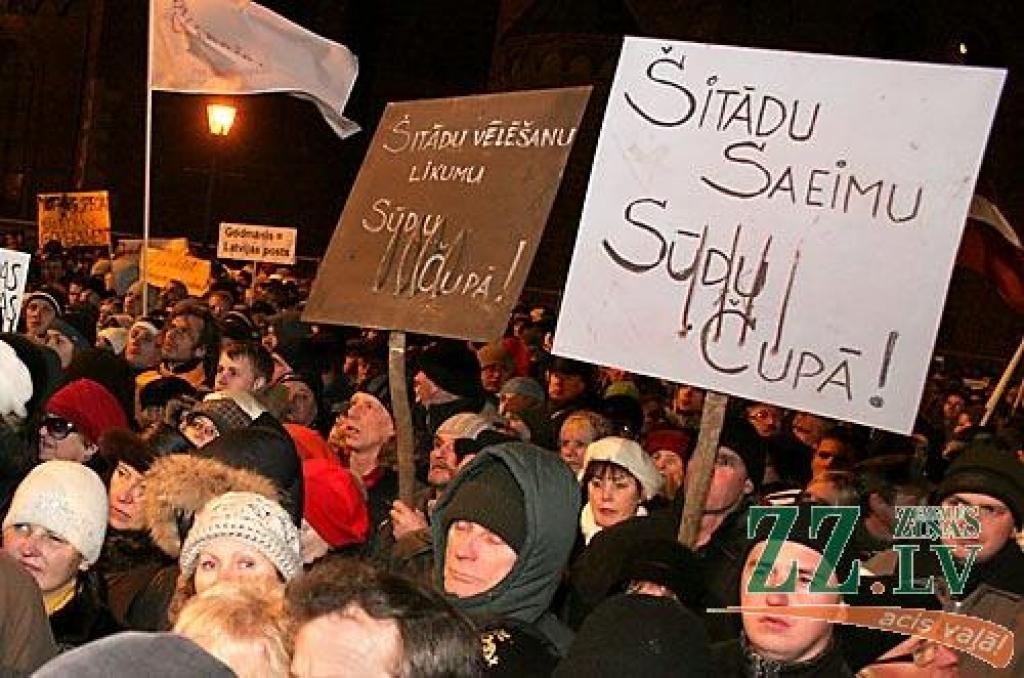 Otrdienas vakarā Vecrīgā, Doma laukumā notikušajā protesta akcijā vairāk nekā 10 000 iedzīvotāju ar ovācijām un svilpieniem atbalstīja Valsts prezidentam Valdim Zatleram izteikto aicinājumu atlaist Saeimu. Pēc pasākuma diemžēl notika...