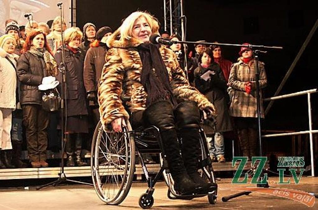 Otrdienas vakarā Vecrīgā, Doma laukumā notikušajā protesta akcijā vairāk nekā 10 000 iedzīvotāju ar ovācijām un svilpieniem atbalstīja Valsts prezidentam Valdim Zatleram izteikto aicinājumu atlaist Saeimu. Pēc pasākuma diemžēl notika...