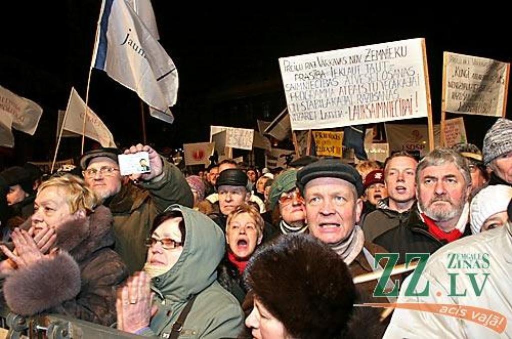 Otrdienas vakarā Vecrīgā, Doma laukumā notikušajā protesta akcijā vairāk nekā 10 000 iedzīvotāju ar ovācijām un svilpieniem atbalstīja Valsts prezidentam Valdim Zatleram izteikto aicinājumu atlaist Saeimu. Pēc pasākuma diemžēl notika...