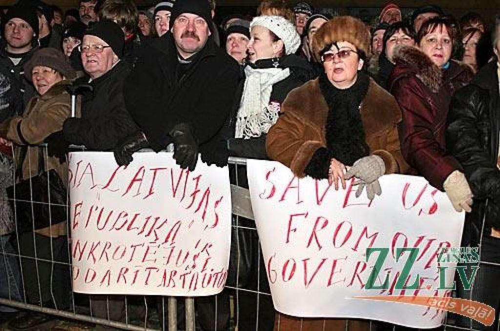 Otrdienas vakarā Vecrīgā, Doma laukumā notikušajā protesta akcijā vairāk nekā 10 000 iedzīvotāju ar ovācijām un svilpieniem atbalstīja Valsts prezidentam Valdim Zatleram izteikto aicinājumu atlaist Saeimu. Pēc pasākuma diemžēl notika...