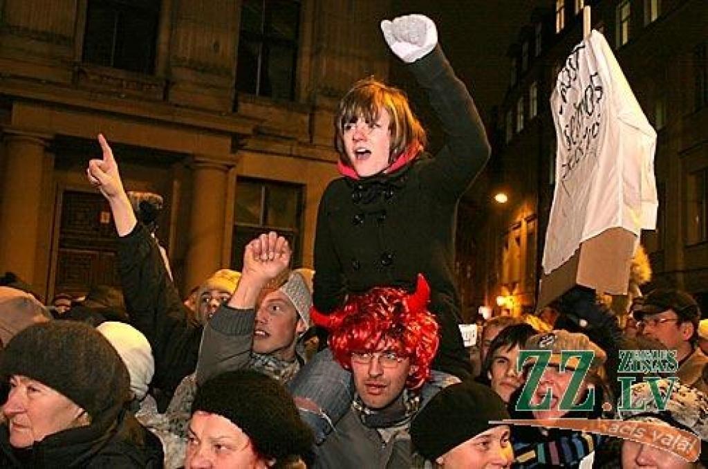 Otrdienas vakarā Vecrīgā, Doma laukumā notikušajā protesta akcijā vairāk nekā 10 000 iedzīvotāju ar ovācijām un svilpieniem atbalstīja Valsts prezidentam Valdim Zatleram izteikto aicinājumu atlaist Saeimu. Pēc pasākuma diemžēl notika...