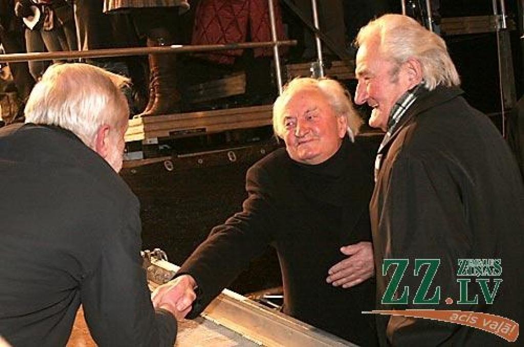 Otrdienas vakarā Vecrīgā, Doma laukumā notikušajā protesta akcijā vairāk nekā 10 000 iedzīvotāju ar ovācijām un svilpieniem atbalstīja Valsts prezidentam Valdim Zatleram izteikto aicinājumu atlaist Saeimu. Pēc pasākuma diemžēl notika...