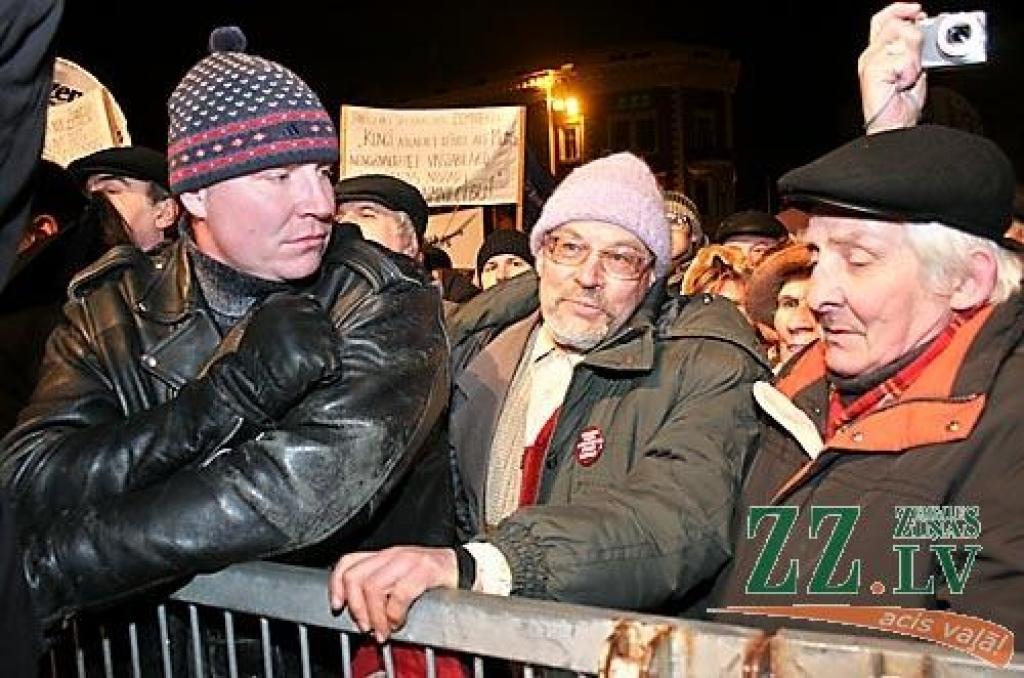 Otrdienas vakarā Vecrīgā, Doma laukumā notikušajā protesta akcijā vairāk nekā 10 000 iedzīvotāju ar ovācijām un svilpieniem atbalstīja Valsts prezidentam Valdim Zatleram izteikto aicinājumu atlaist Saeimu. Pēc pasākuma diemžēl notika...