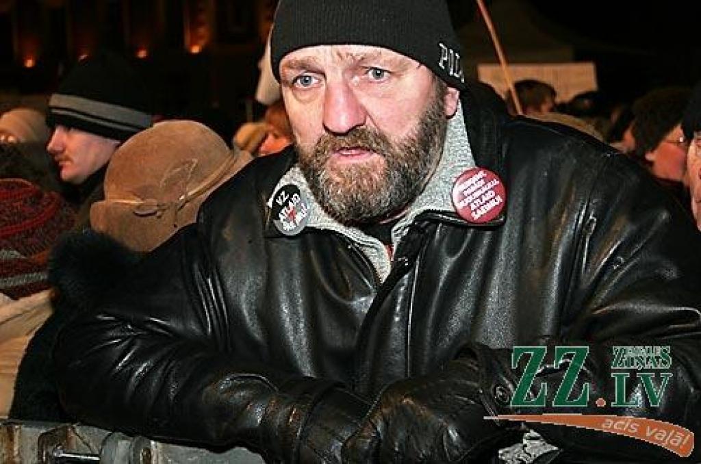 Otrdienas vakarā Vecrīgā, Doma laukumā notikušajā protesta akcijā vairāk nekā 10 000 iedzīvotāju ar ovācijām un svilpieniem atbalstīja Valsts prezidentam Valdim Zatleram izteikto aicinājumu atlaist Saeimu. Pēc pasākuma diemžēl notika...