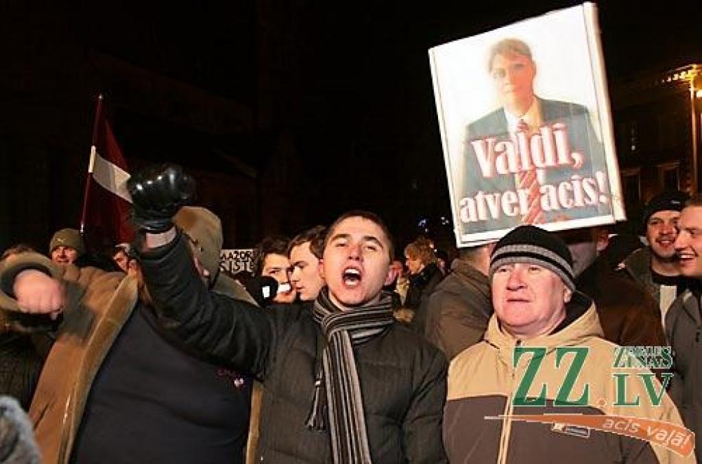 Otrdienas vakarā Vecrīgā, Doma laukumā notikušajā protesta akcijā vairāk nekā 10 000 iedzīvotāju ar ovācijām un svilpieniem atbalstīja Valsts prezidentam Valdim Zatleram izteikto aicinājumu atlaist Saeimu. Pēc pasākuma diemžēl notika...