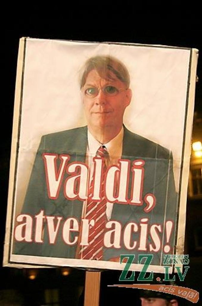 Otrdienas vakarā Vecrīgā, Doma laukumā notikušajā protesta akcijā vairāk nekā 10 000 iedzīvotāju ar ovācijām un svilpieniem atbalstīja Valsts prezidentam Valdim Zatleram izteikto aicinājumu atlaist Saeimu. Pēc pasākuma diemžēl notika...