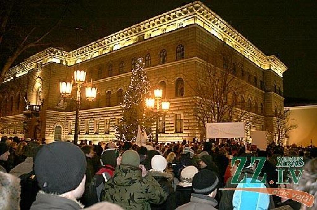 Otrdienas vakarā Vecrīgā, Doma laukumā notikušajā protesta akcijā vairāk nekā 10 000 iedzīvotāju ar ovācijām un svilpieniem atbalstīja Valsts prezidentam Valdim Zatleram izteikto aicinājumu atlaist Saeimu. Pēc pasākuma diemžēl notika...