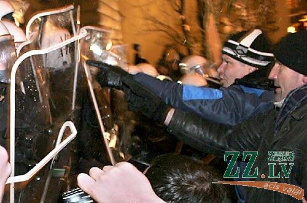 Otrdienas vakarā Vecrīgā, Doma laukumā notikušajā protesta akcijā vairāk nekā 10 000 iedzīvotāju ar ovācijām un svilpieniem atbalstīja Valsts prezidentam Valdim Zatleram izteikto aicinājumu atlaist Saeimu. Pēc pasākuma diemžēl notika...
