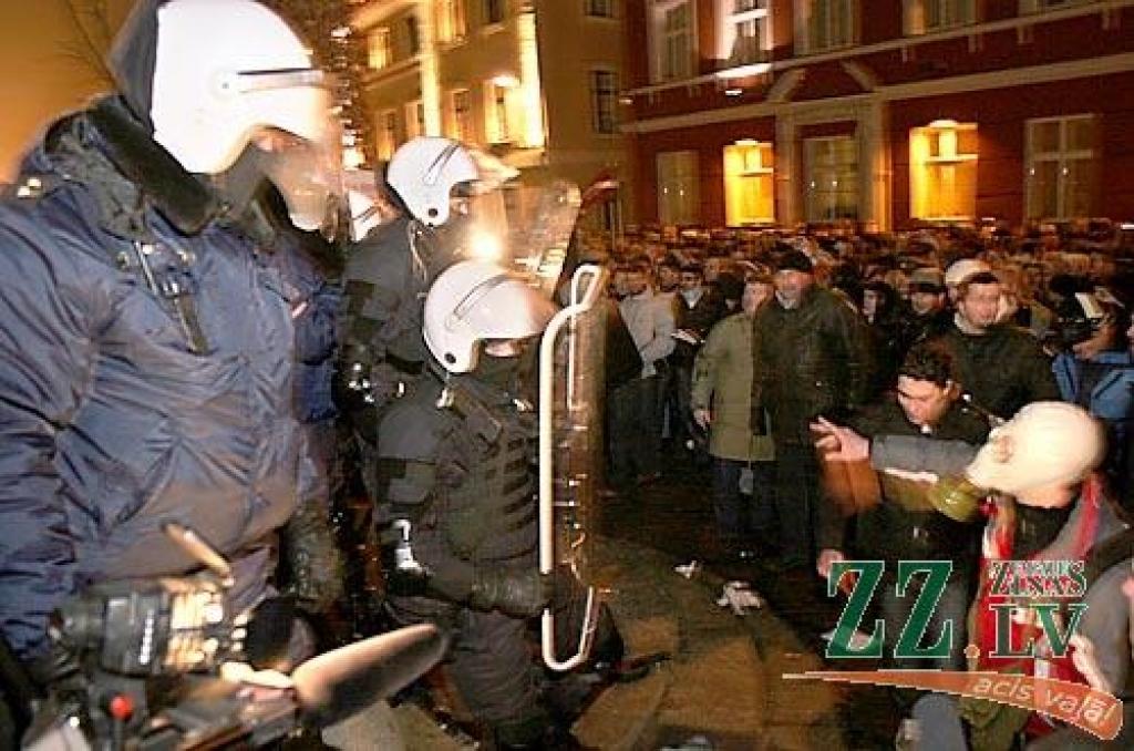 Otrdienas vakarā Vecrīgā, Doma laukumā notikušajā protesta akcijā vairāk nekā 10 000 iedzīvotāju ar ovācijām un svilpieniem atbalstīja Valsts prezidentam Valdim Zatleram izteikto aicinājumu atlaist Saeimu. Pēc pasākuma diemžēl notika...